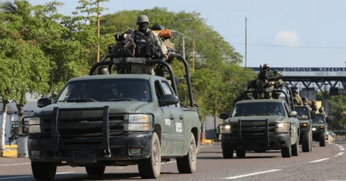 Camionetas militares con personal armado en operativo de búsqueda en Escuinapa, Sinaloa.