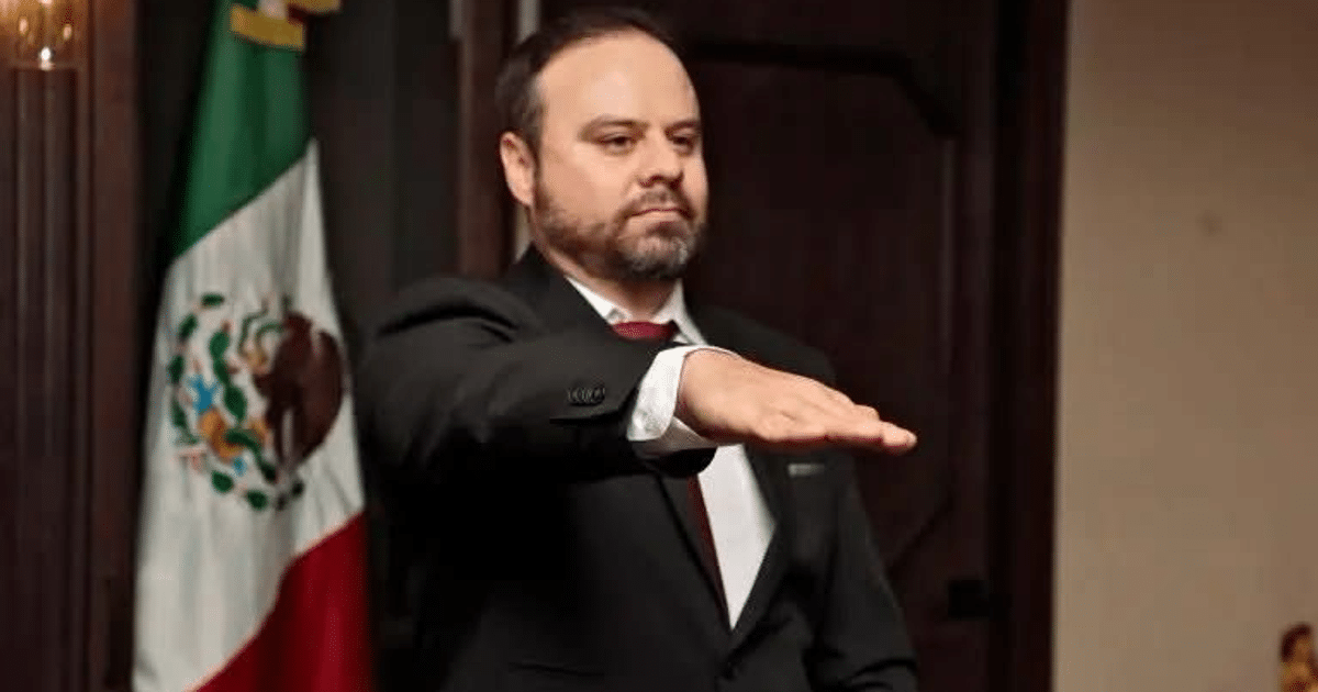 Klaus Willy Jauss López en su nombramiento como Subsecretario de Auditoría, con bandera de México al fondo.