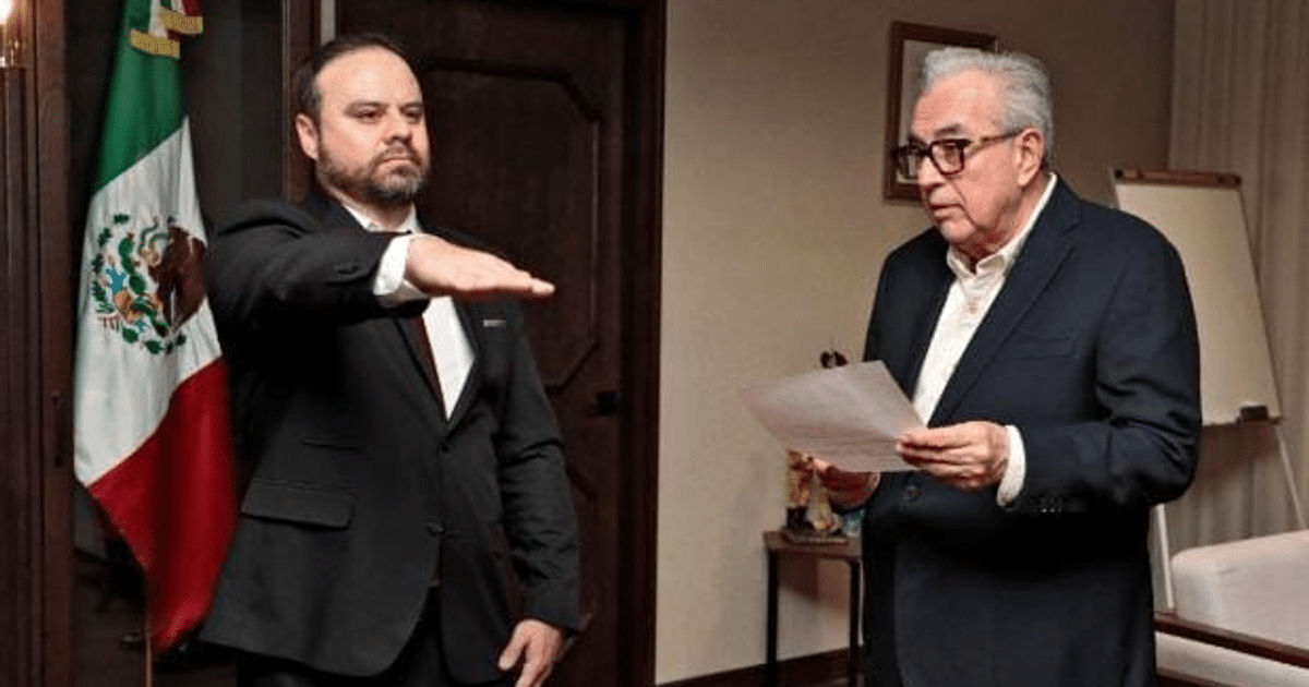 Ceremonia de nombramiento de Klaus Willy Jauss López como Subsecretario de Auditoría en Sinaloa, con bandera de México al fondo.