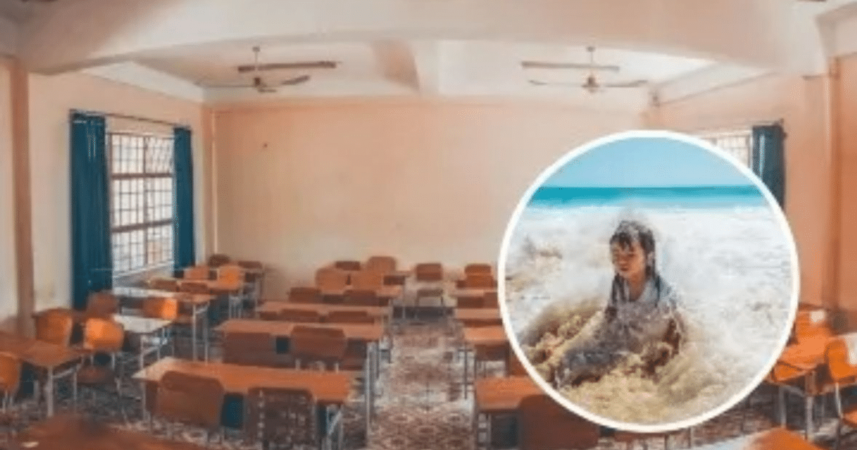 Aula vacía con escritorios y sillas, y un niño jugando en el mar, simbolizando la suspensión de clases y el tiempo libre de los estudiantes.