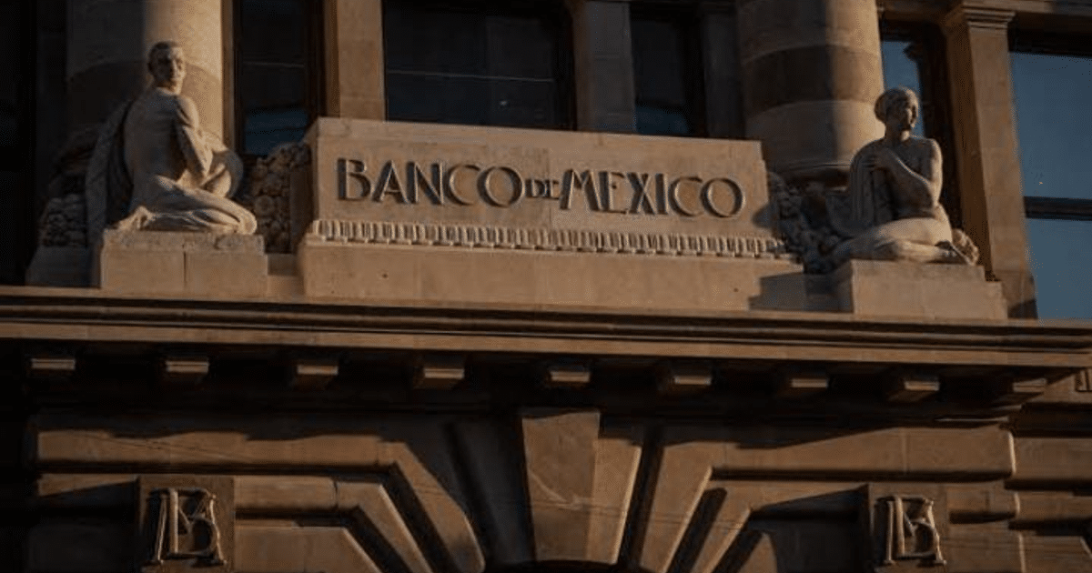Fachada del Banco de México con esculturas neoclásicas