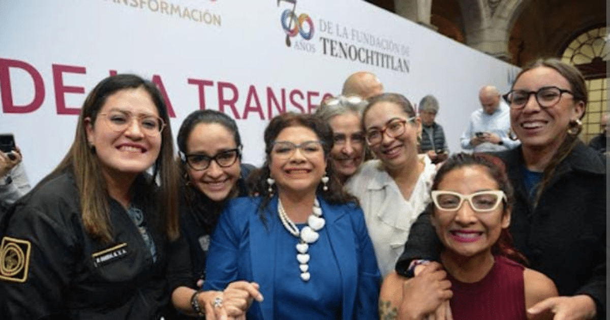 Mujeres sonrientes en evento de 70 años de la Fundación de Tenochtitlan