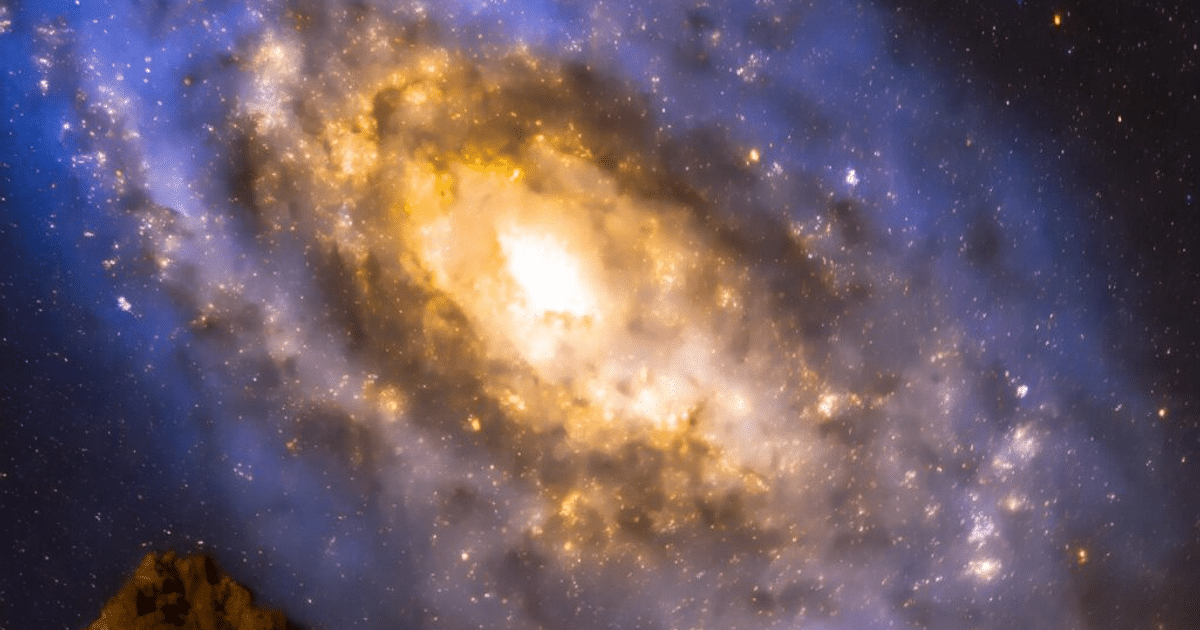 Imagen de una galaxia con colores brillantes y polvo cósmico, destacando la formación de estrellas y nebulosas.