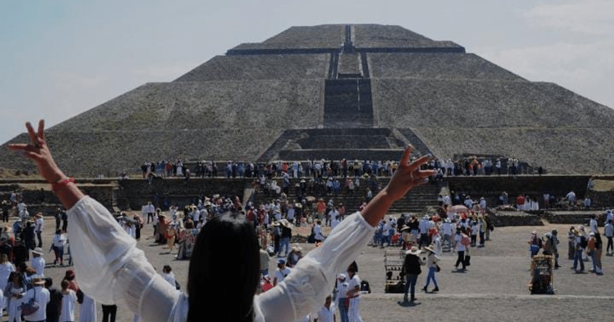Turistas celebrando el equinoccio en Teotihuacán frente a una pirámide