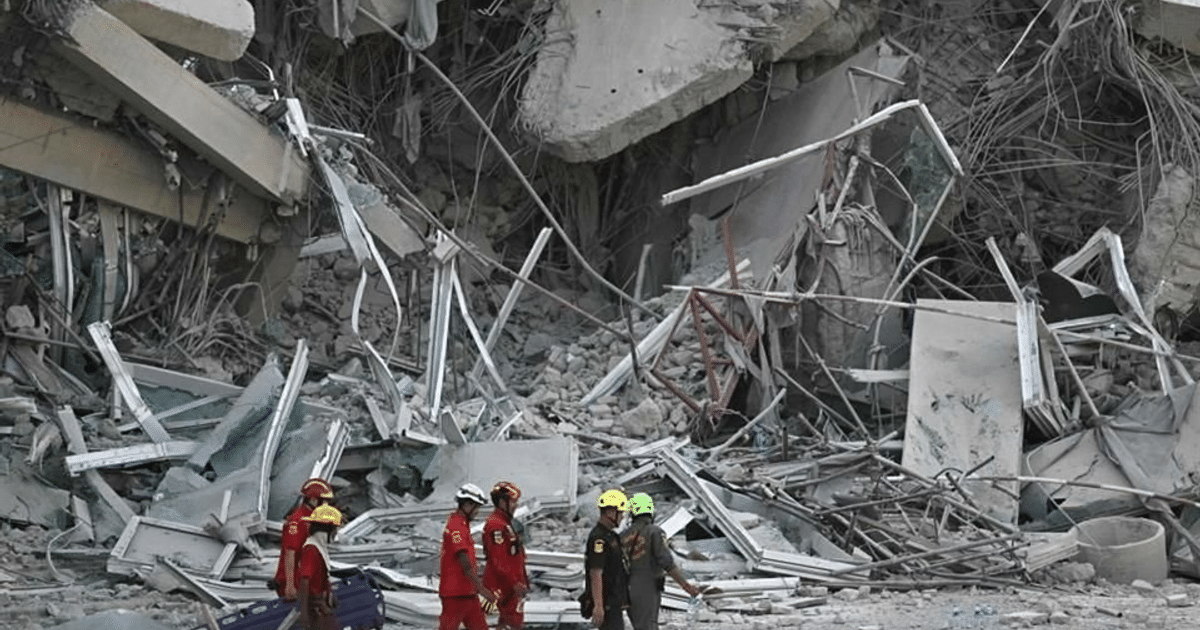 Rescatistas entre escombros de un edificio colapsado en Naypyidaw, Myanmar, tras el terremoto de magnitud 7,7.