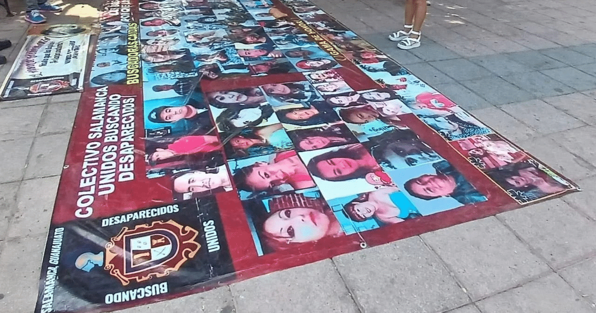 Cartel del Colectivo Salamanca con fotos de desaparecidos y la frase 'Buscando Desaparecidos'.