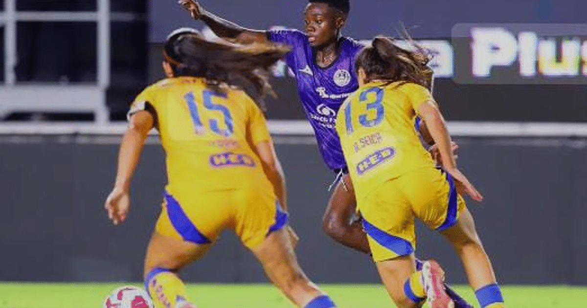 Jugadora de Tigres Femenil driblando a oponentes de Mazatlán en el Clausura de la Liga MX Femenil