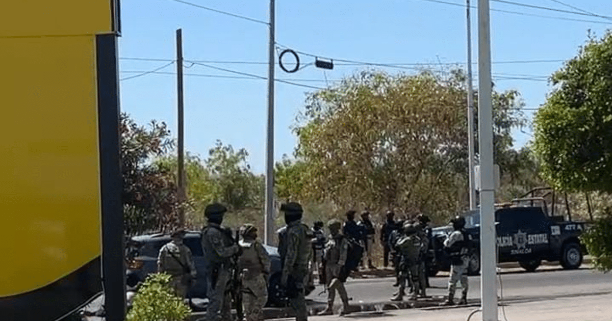 Operativo policial en Culiacán con agentes armados y vehículos de fondo