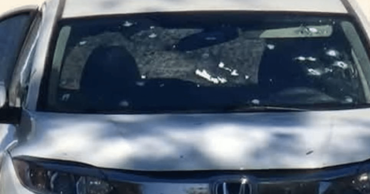 Automóvil blanco con daños en el parabrisas, vinculado a un incidente violento en Culiacán.