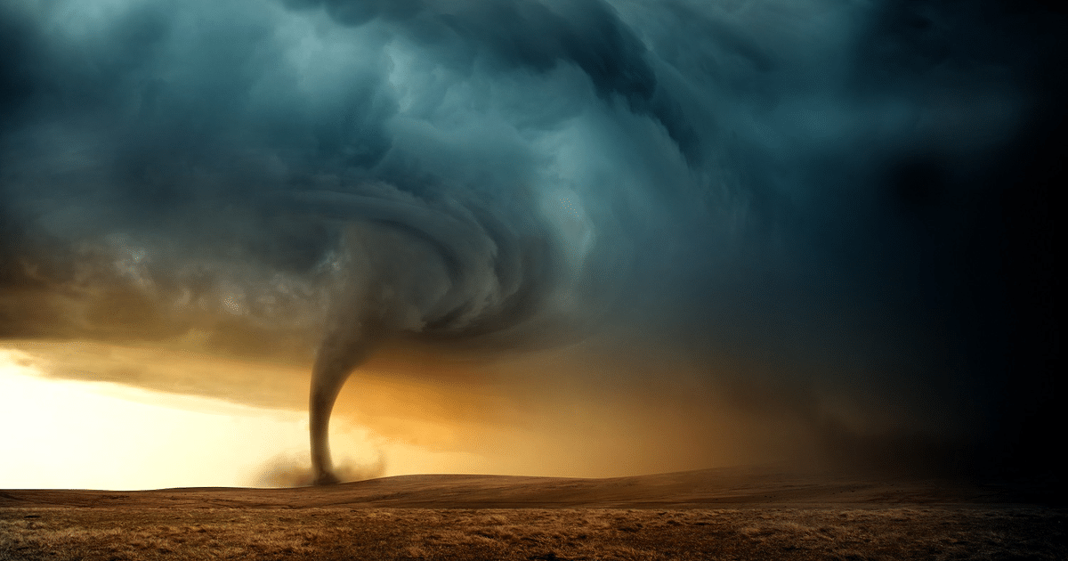 Tornado en Tylertown, Mississippi, con cielo nublado y pradera en el fondo