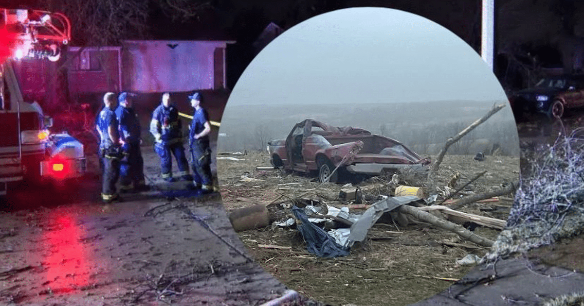 Personal de emergencia junto a un camión de bomberos y un auto dañado tras tormentas en Missouri.