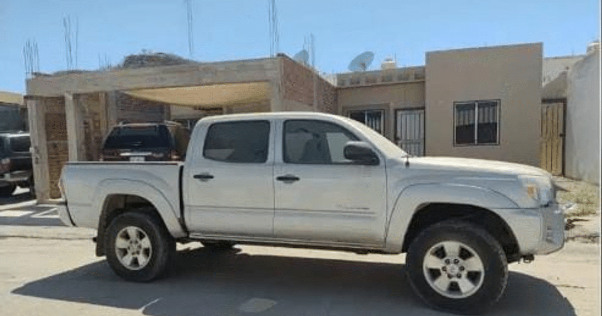 Camioneta Toyota Tacoma gris estacionada frente a una casa en Culiacán, relacionada con un reporte de robo.
