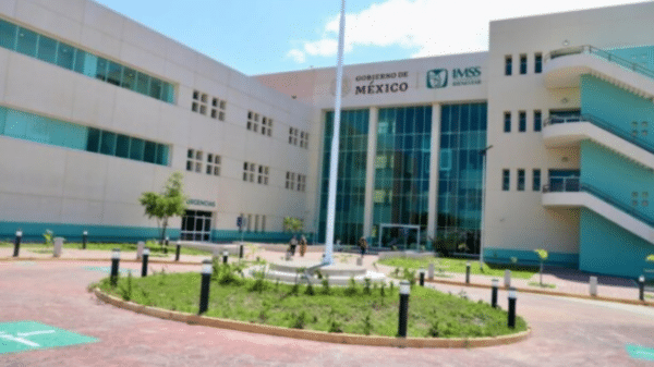 Edificio del IMSS con fachada moderna y área ajardinada al frente