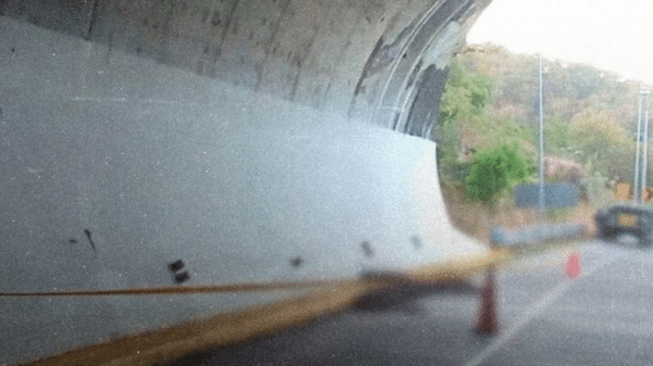 Sección del túnel Cerro Santa Lucía en la autopista Durango–Mazatlán, con un vehículo y conos de tráfico, relacionada con un incidente violento.