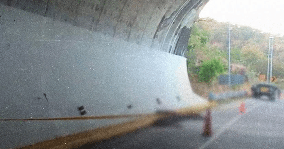 Sección del túnel Cerro Santa Lucía en la autopista Durango–Mazatlán, con un vehículo y conos de tráfico, relacionada con un incidente violento.