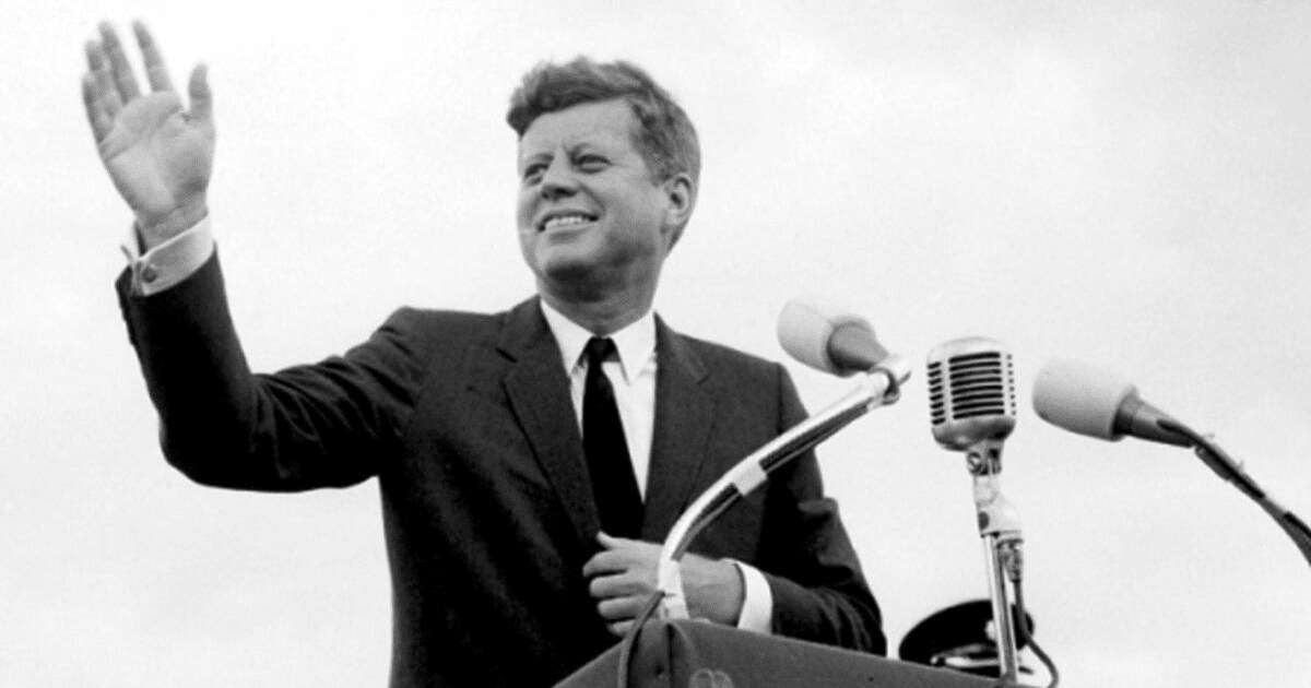 Donald Trump anunciando la desclasificación de archivos de JFK en un evento