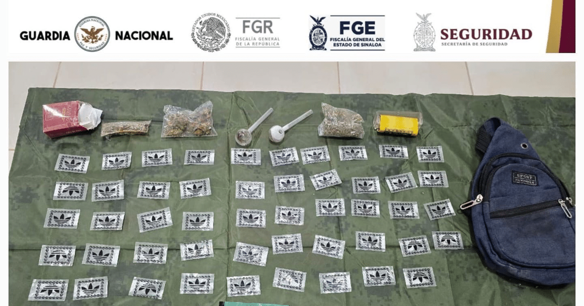 Objetos incautados en San Ignacio: bolsas con sustancias, pipas de vidrio y paquetes de cannabis.