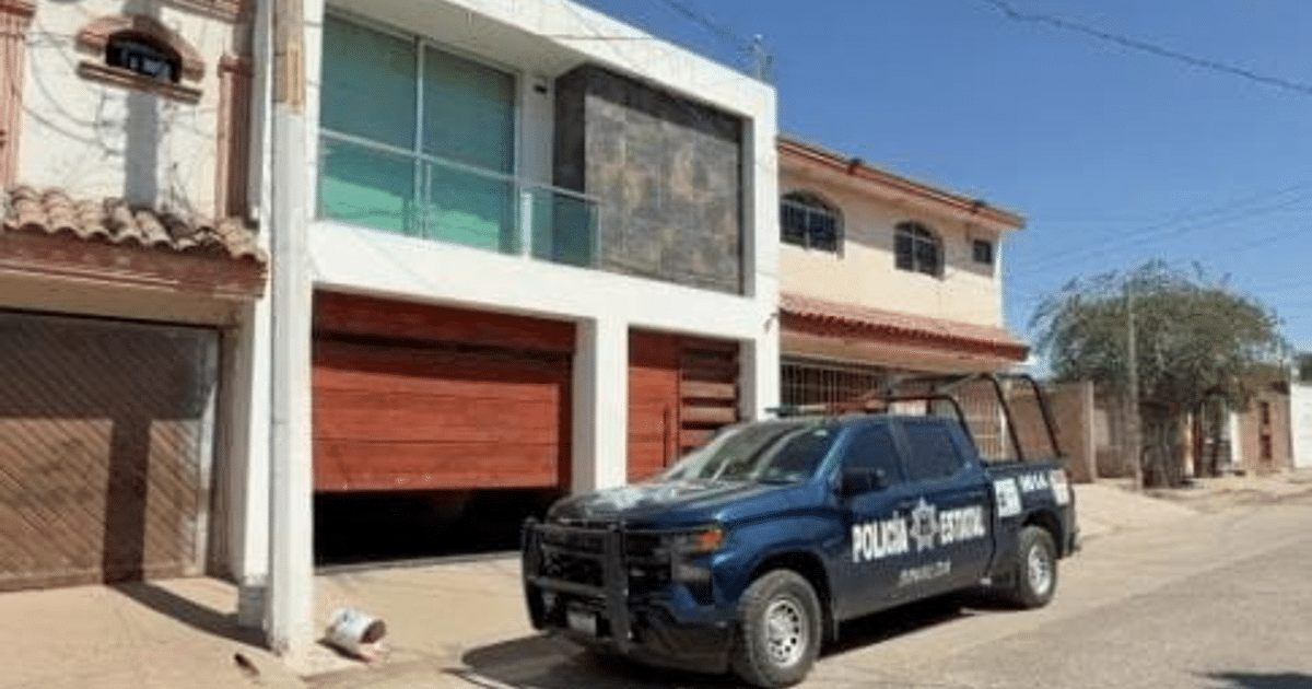 Calle residencial en Culiacán con casas y camioneta de policía estatal