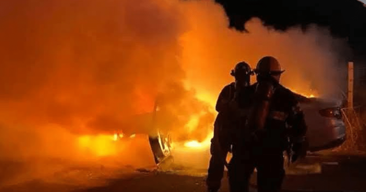 Bomberos combatiendo incendio en vehículo en carretera Mazatlán-Culiacán