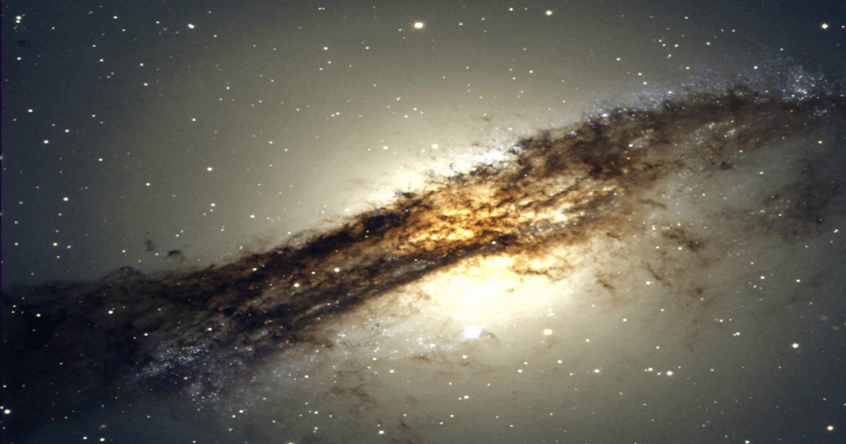 Imagen de una galaxia en formación con un núcleo brillante y estrellas dispersas, relacionada con avances en tecnología espacial.