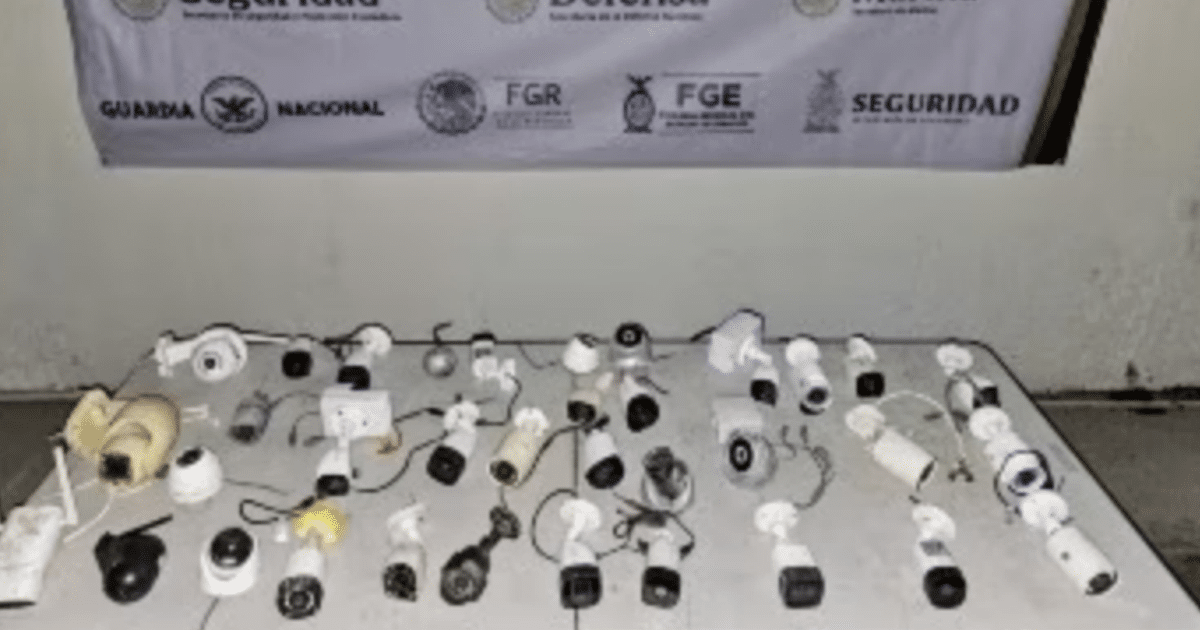 Cámaras de seguridad sobre una mesa con fondo de logos de seguridad