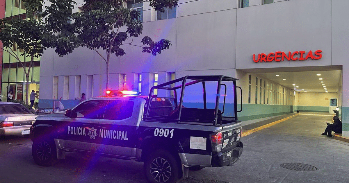 Ambulancia y policía en hospital tras enfrentamiento en Villa Juárez