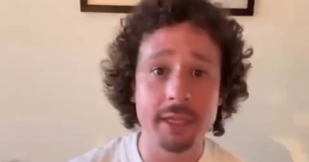 Persona interactuando en un entorno interior, relacionada con la crítica sobre la violencia en México.