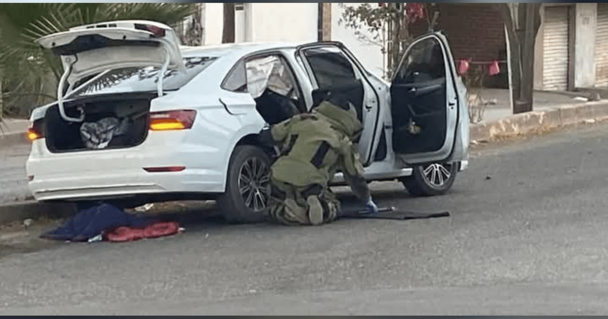 Vehículo blanco con maletero abierto inspeccionado por personal en Culiacán