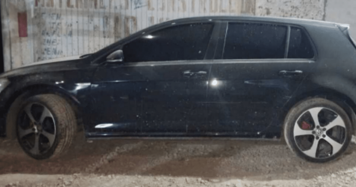Volkswagen Golf negro recuperado en operativo de Culiacán, estacionado en zona de tierra con ventanas oscuras y llantas deportivas.