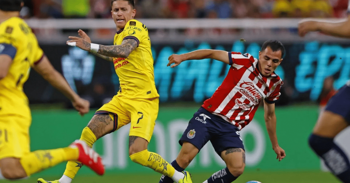 Dos jugadores en acción durante el partido de vuelta de la Copa de Campeones CONCACAF, uno en camiseta amarilla y otro en camiseta roja y blanca, en un estadio lleno.
