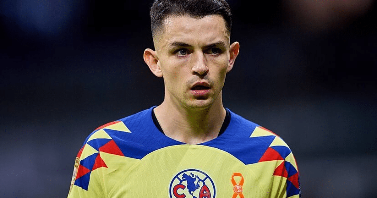 Futbolista del Club América mostrando el número cuatro durante el calentamiento