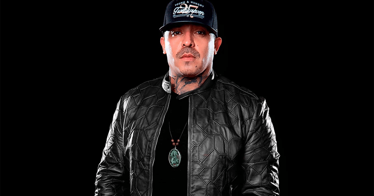 Persona con chaqueta negra y gorra en fondo oscuro, relacionada con juicio por narcotráfico.