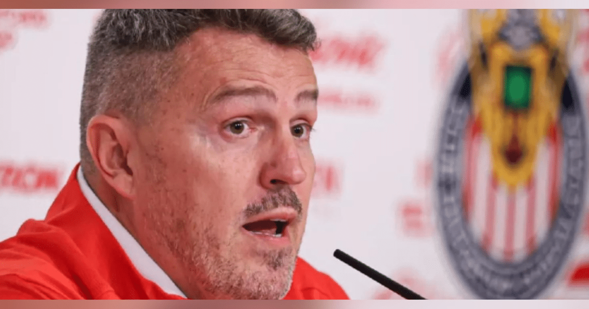 Hombre emocionado en conferencia de prensa sobre despido de entrenador