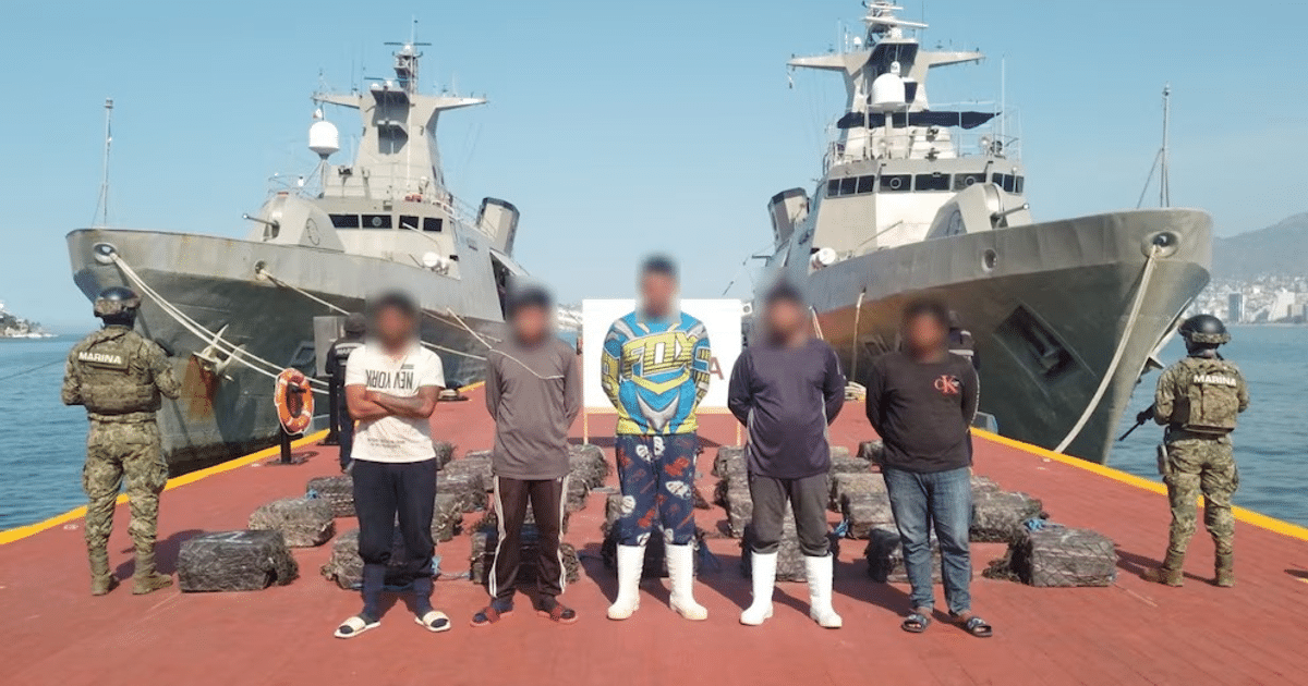 Personal militar y civiles en un muelle con patrulleras en el fondo durante una operación de seguridad en Guerrero.