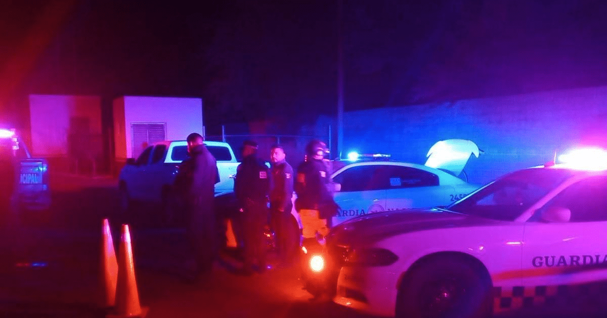 Operativo policial nocturno en Guasave con luces de emergencia y agentes de seguridad en escena de accidente vial.