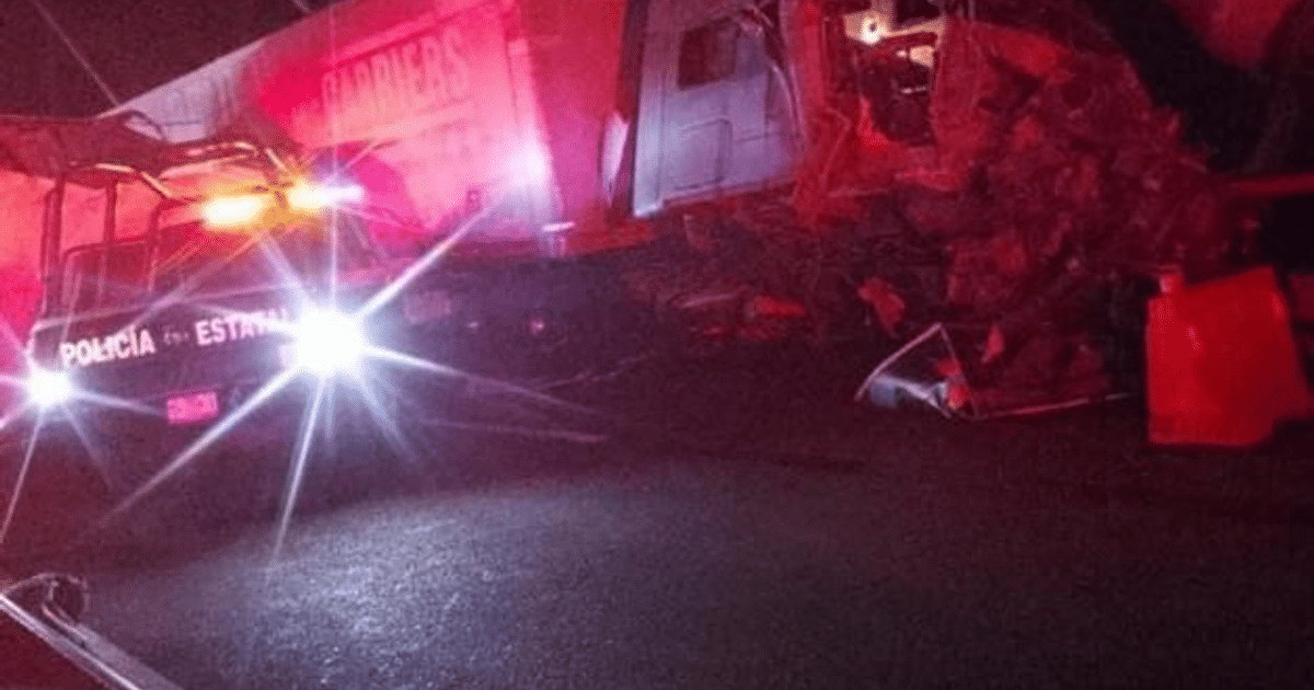 Accidente de camión en Puente Baluarte con luces de emergencia
