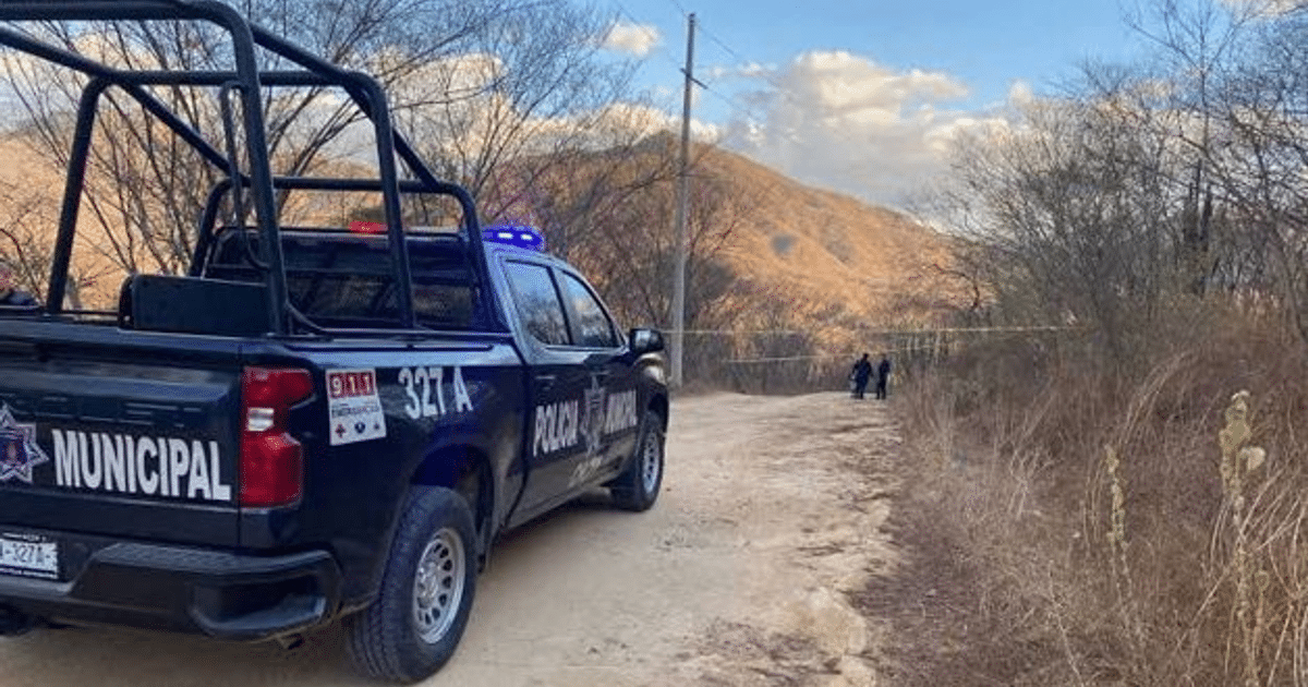 Camioneta de policía municipal con luces azules en camino rural, Choix.