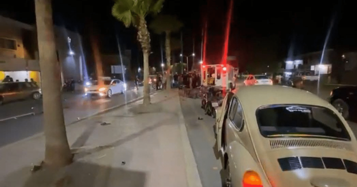 Calle nocturna con ambulancia y vehículos en Villa Unión tras accidente de motocicleta