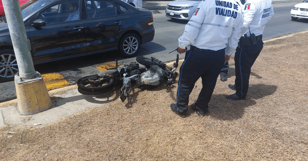 Oficiales de Vialidad junto a motocicleta caída en Mazatlán tras accidente en Libramiento Dos.
