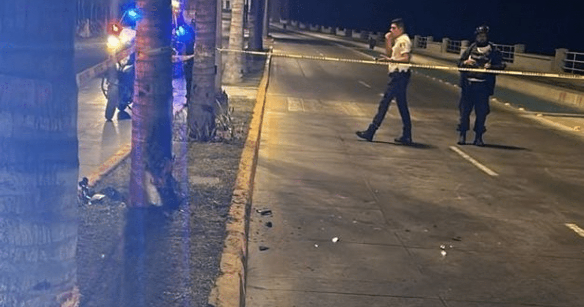 Policías y cinta de advertencia en escena nocturna de accidente en Paseo Clausen