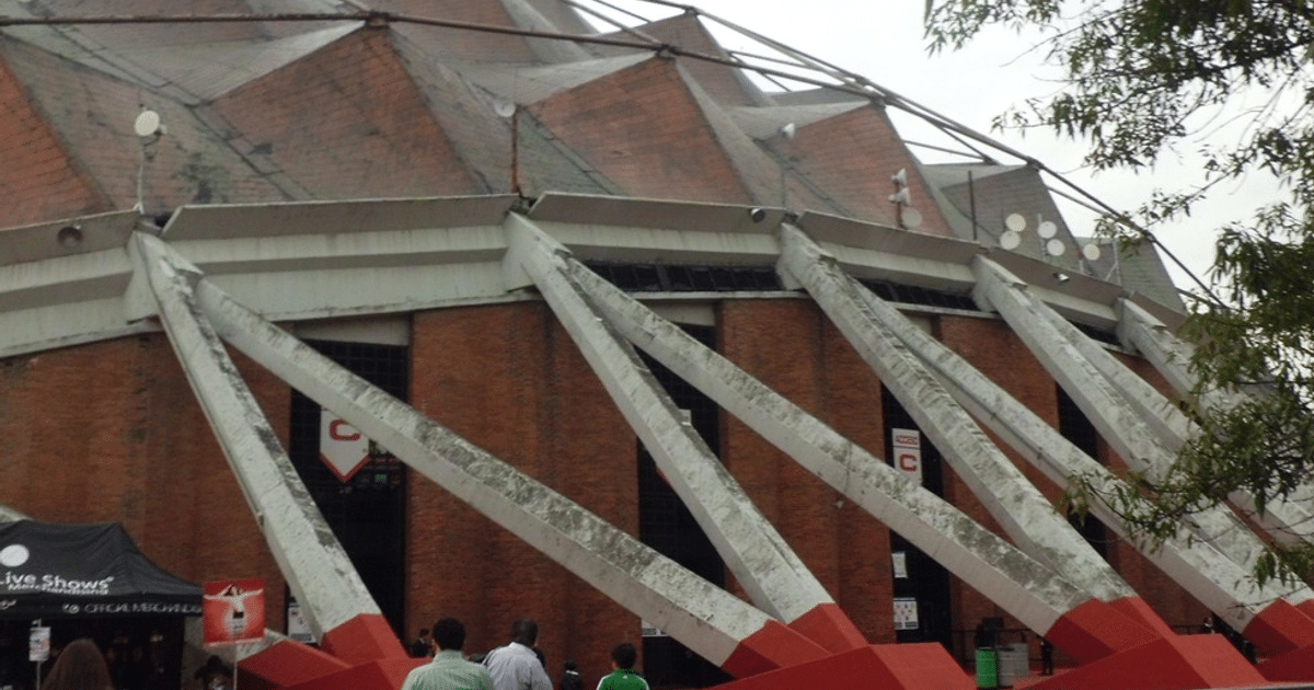 Edificio con diseño angular y soportes visibles en día nublado