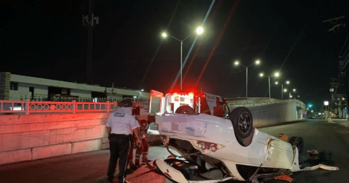 Accidente nocturno en Culiacán con coche volcado y rescatistas en acción