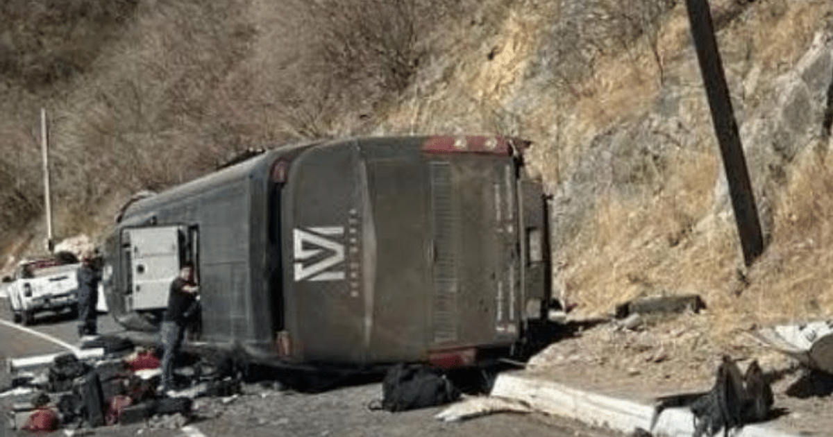 Autobús volcado en la autopista Mazatlán-Durango con personas alrededor y equipaje esparcido.