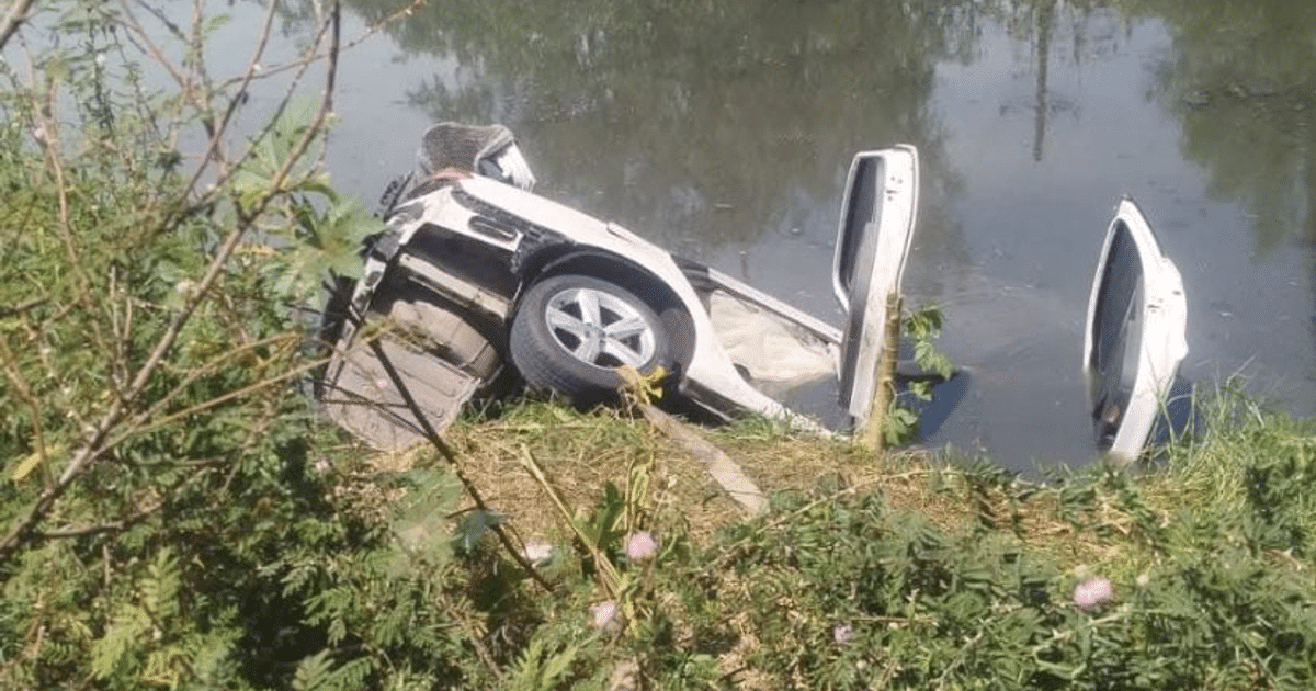 Automóvil volcado en canal rodeado de vegetación, relacionado con accidente fatal en Navolato.