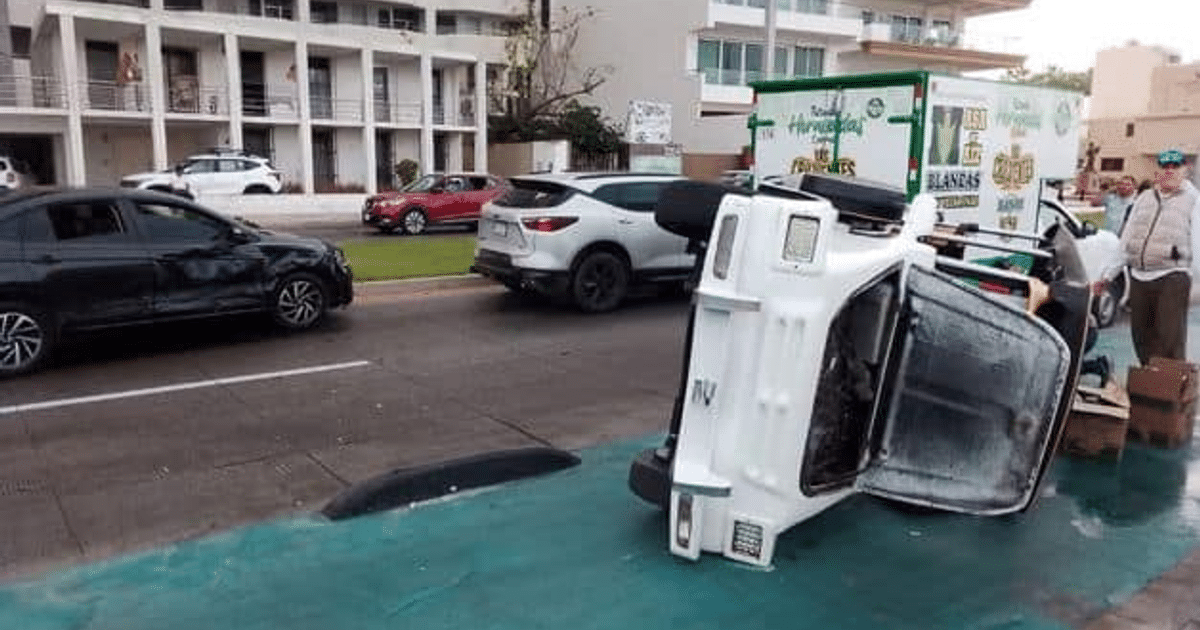 Accidente de tráfico en Mazatlán con vehículo volcado y coches alrededor