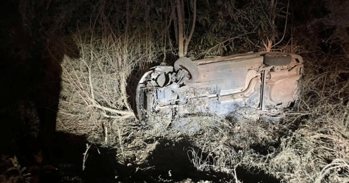 Vehículo volcado en área boscosa tras accidente en Los Mochis