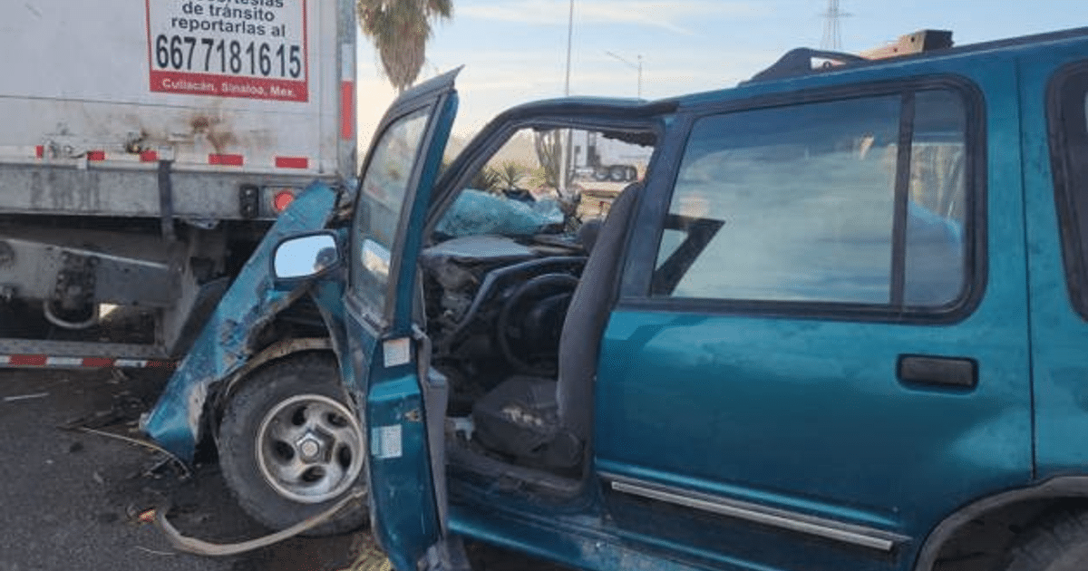 Accidente entre auto azul y camión en carretera con neblina