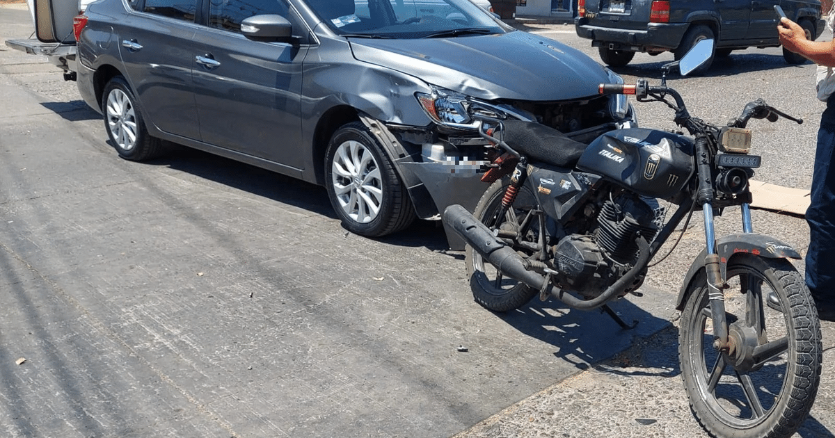 Accidente vehicular en Los Mochis con automóvil gris y motocicleta negra involucrados.
