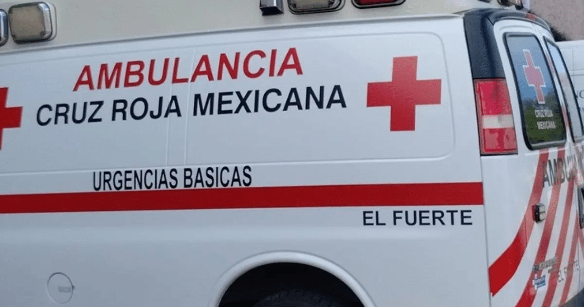 Ambulancia de la Cruz Roja Mexicana en El Fuerte, Sinaloa, con textos y símbolos distintivos.