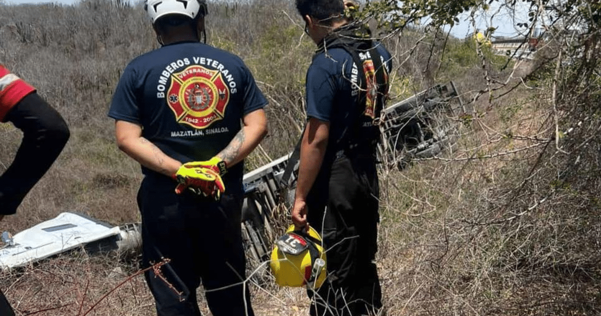 Bomberos inspeccionan área boscosa tras accidente de tráiler en Mazatlán